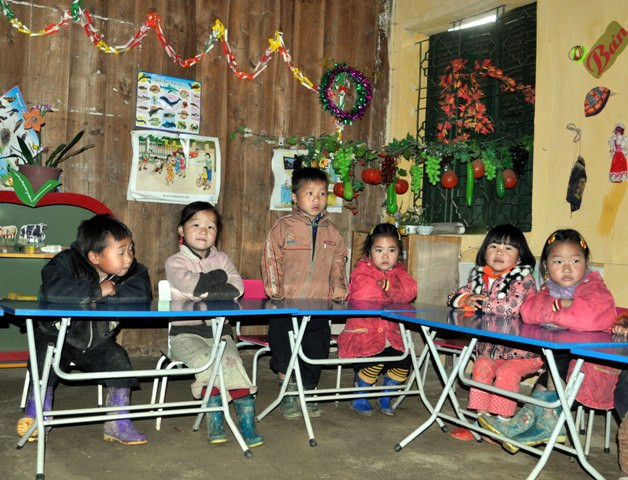 Bé người Mông, lớp mẫu giáo 5 tuổi mạnh dạn đọc bài