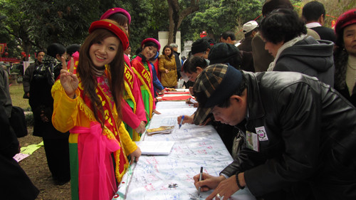 Đông đảo khách dự Ngày thơ đang ký 