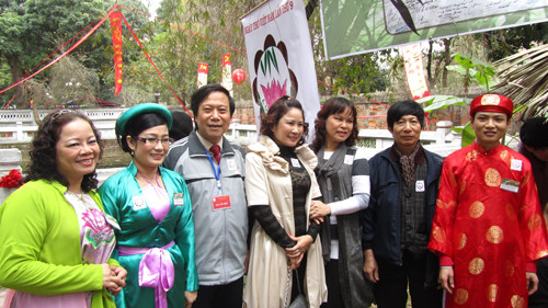 Chánh VP Hội nhà văn Đỗ Hàn (Trái sang, thứ 3) chụp ảnh lưu niệm với Lục bát quán