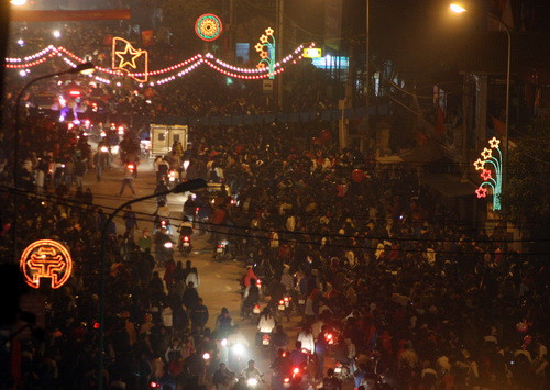 Người dân đi đón giao thừa đông nghịt đường phố. Ảnh, gdtd.vn