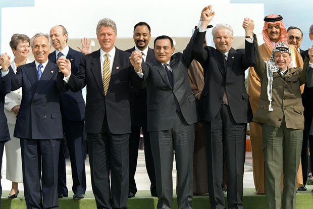 Sự nghiệp TT Ai Cập Hosni Mubarak qua ảnh ảnh 8 13 March 1996: Israeli Prime Minister Shimon Peres, US President Bill Clinton, Egyptian President Hosni Mubarak, Russian President Boris Yeltsin and Palestinian Authority President Yasser Arafat join their hands against terrorism during a family photo at the end of the anti-terrorism summit in Sharm el Sheikh.