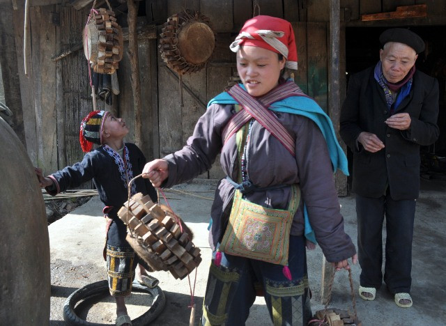 Tả phìn nô nức vào hội xuân ảnh 4 Chị Tẩn Sử Mẩy người Dao Đỏ Tả phìn tranh thủ mang những chiếc trống làm theo phương pháp cổ truyền ra bán. Giá mỗi chiếc được phát ra là 600 nghìn đồng.