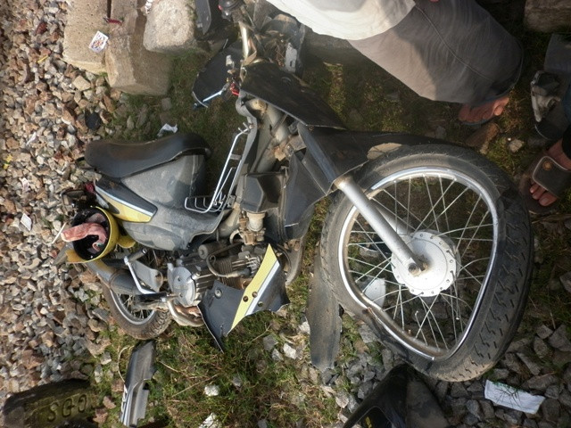 Chiếc xe máy bị tàu hỏa cán nát 