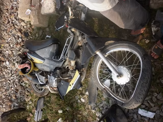 Chiếc xe máy bị tàu hỏa cán nát 