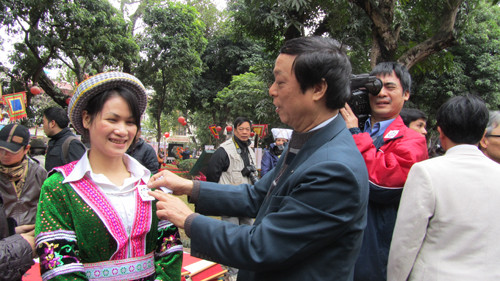 TS Trần Mạnh Tuân, BTV Lục bát trao tặng Logo Lucbat.com trước ống kính truyền hình