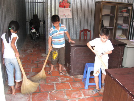 Các cháu quét dọn nhà cửa. Các cháu quét dọn nhà cửa.