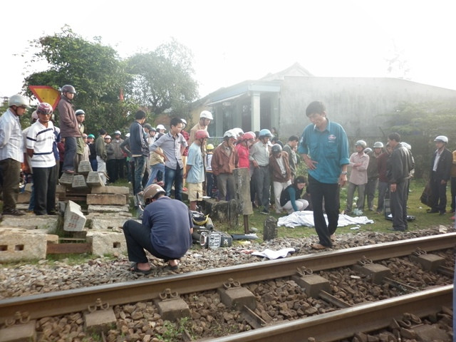 Tàu lửa kéo lê chị Hà và xe máy gần chục mét khiến chị chết tại chỗ.
