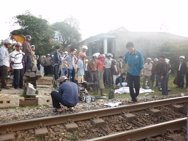 Tàu lửa kéo lê chị Hà và xe máy gần chục mét khiến chị chết tại chỗ.