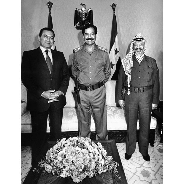 Sự nghiệp TT Ai Cập Hosni Mubarak qua ảnh ảnh 6 23 October 1988: Iraqi President Saddam Hussein meets Egyptian President Hosni Mubarak and Yasser Arafat, chairman of Palestine Liberation Organisation (PLO), during a mini Arab summit in Baghdad.