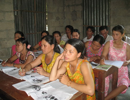 Các học viên chăm chỉ “đi tìm” con chữ. Các học viên chăm chỉ “đi tìm” con chữ.