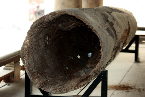 Trải qua nhiều thế kỉ, các cột bằng cây trò vảy, trò chỉ... của ngôi đình bị mọt, rỗng. Nay dự án đã thay mới nhưng vẫn đảm bảo tính nguyên bản của di tích này. Ảnh, gdtd.vn