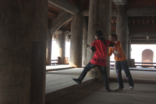 Với sàn rộng nên ngôi đình là nơi bọn trẻ trong làng nô đùa thỏa thích. Ảnh, gdtd.vn