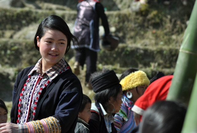 Tả phìn nô nức vào hội xuân ảnh 6 Thiếu nữ người Dao vui chơi trong ngày hội