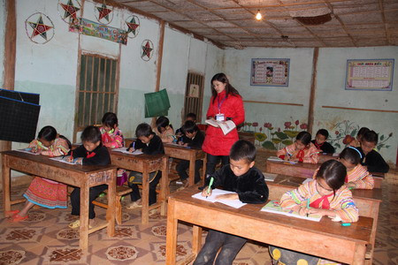 Giờ học của học sinh tiểu học xã Sín Chéng. Giờ học của học sinh tiểu học xã Sín Chéng.