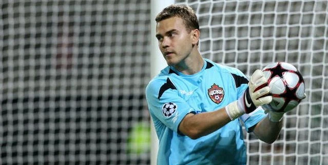 HLV Wenger đưa thủ thành Igor Akinfeev vào tầm ngắm