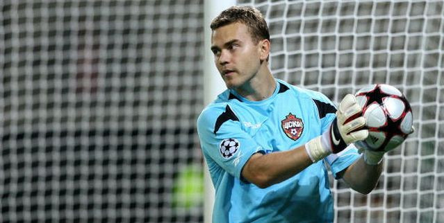 HLV Wenger đưa thủ thành Igor Akinfeev vào tầm ngắm