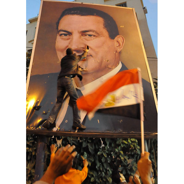 Sự nghiệp TT Ai Cập Hosni Mubarak qua ảnh ảnh 10 25 January 25: Demonstrators tear a portrait of President Hosni Mubarak in the northern port city of Alexandria, kicking off the revolt against his rule.