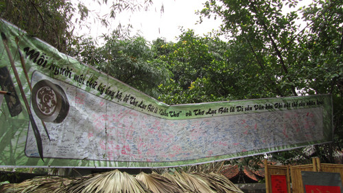 Băng rôn treo chữ ký của du khách ủng hộ Thơ Lục bát trở thành di sản văn hoá phi vật thể