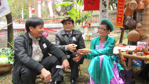 BTV Vũ Thiên Kiều và Đặng Cương Lăng đang giới thiệu Lục bát quán với TS Nguyễn Danh Bình TBT Báo GD & Thời đại 