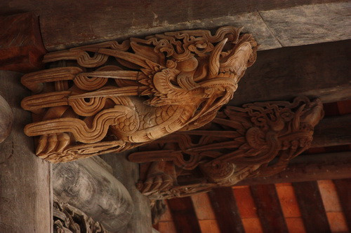 Đầu các xà lớn được trạm trổ công phu. Ảnh, gdtd.vn