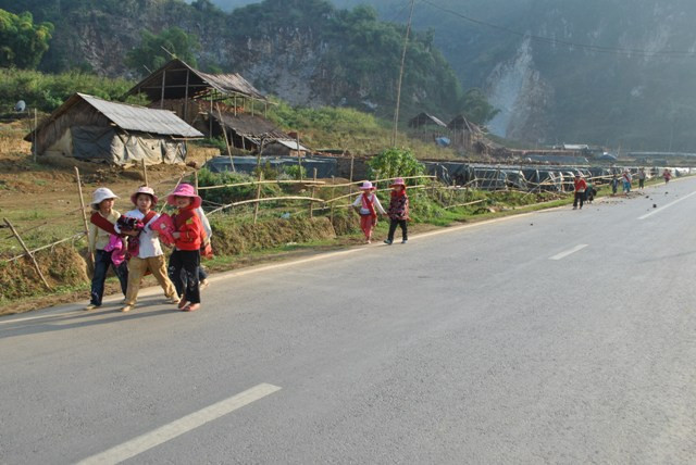 Rộn ràng bàn chân em nhỏ đến trường