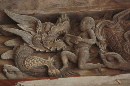 Trang trí thêm các hoa văn là biến thể của các quan niệm dân gian, trong ảnh, mô tả quan niệm táng mả hàm rồng để cả làng phát đạt. Ảnh, gdtd.vn