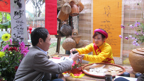 Nhà thơ Bùi Việt Mỹ - TBT báo Người Hà Nội, uống trà xanh tại Quán Lục bát