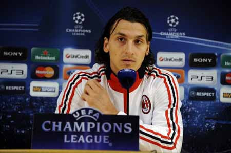 Ibra phát biểu trong buổi họp báo trước trận đấu với Tottenham