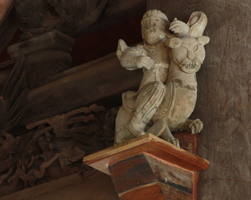 Các xà nhỏ được đặt tượng cách điệu. Ảnh, gdtd.vn