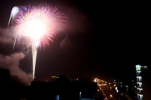 Phố thị Quảng Oai (Ba Vì-Hà Nội) dưới những loạt pháo hoa đầu tiên trong đêm giao thừa. Ảnh, gdtd.vn