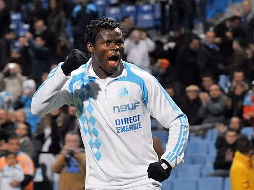 Liverpool và Manchester United nhảy vào cuộc đua giành Taye Taiwo