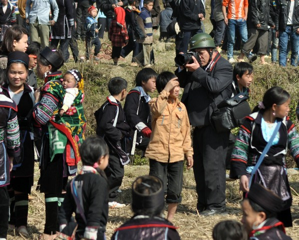 Tả phìn nô nức vào hội xuân ảnh 3 Thu hút cả các nghệ sĩ nhiếp ảnh.