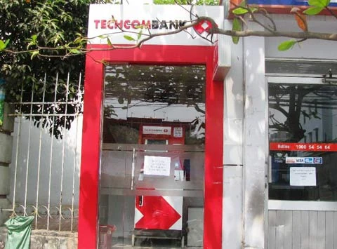 Bắt quả tang 2 kẻ cạy máy ATM