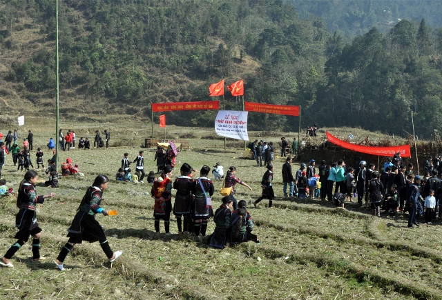 Tả phìn nô nức vào hội xuân ảnh 1 Là hoạt động văn hóa dân gian, hội xuân Tả phìn được tổ chức trên bãi ruộng lớn trung tâm xã