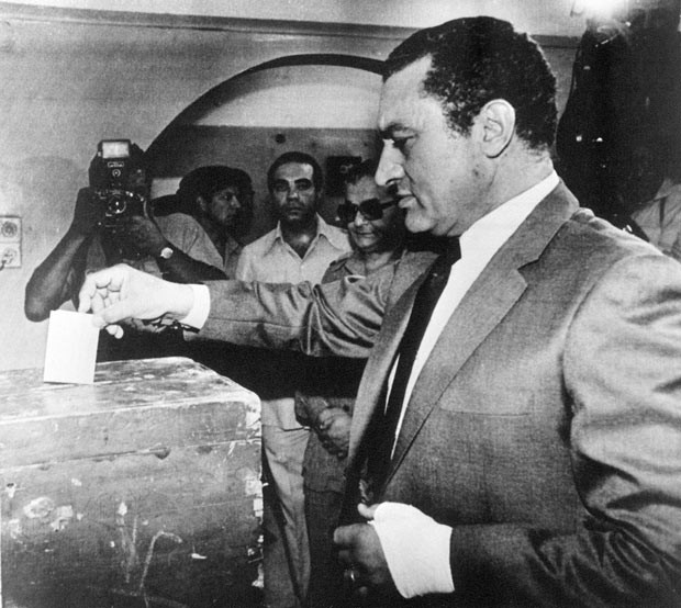 Sự nghiệp TT Ai Cập Hosni Mubarak qua ảnh ảnh 3 13 October 1981: Vice President Hosni Mubarak casts his vote in a national referendum to determine whether he will succeed the slain President Anwar Sadat as leader of Egypt.