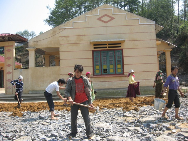 Anh em họ lý tham gia lao động dọn dẹp trường lớp