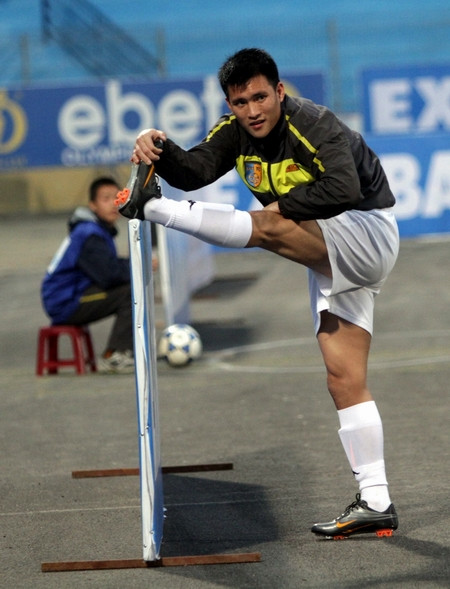 Công Vinh khởi động trên đường piste