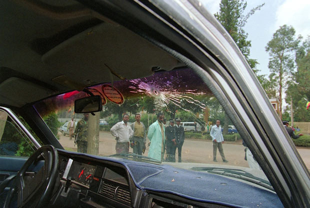 Sự nghiệp TT Ai Cập Hosni Mubarak qua ảnh ảnh 7 26 June 1995: The windscreen of the car which was used by the gunmen that tried to assassinate Egyptian President Hosni Mubarak as his motorcade drove from Addis Ababa airport on his way to the opening of the Organization of African Unity summit in Ethiopia. Two of the gunmen were killed, and one wounded.