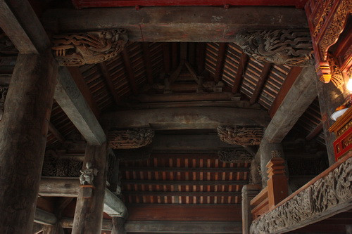 Bằng sự khéo léo và công phu, các nghệ nhân xây dựng nên ngôi đình từ thế kỉ thứ 17 đã biến khối kiến trúc bằng gỗ đồ sộ nặng nề thành một công trình nghệ thuật. Ảnh, gdtd.vn