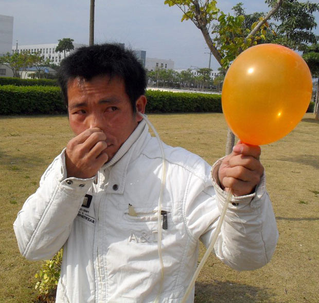 A man from Xiamen in southern China’s Fujian Province is able to blow up balloons and even pump up flattened bicycle tyres using his ears. Zhang Xijiang, 36, says he knew from childhood that he was different from others. 