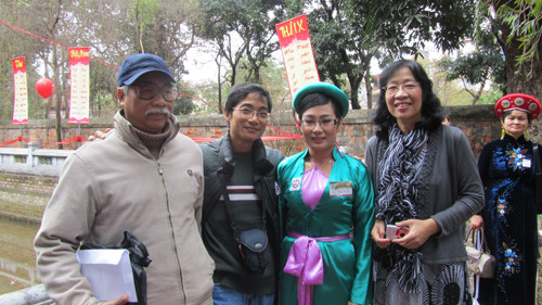 Trái qua: Nhà thơ Phạm Công Trứ, Đỗ Huy Chí Vũ Thiên Kiều, Trương Nam Chi tại Lục bát quán