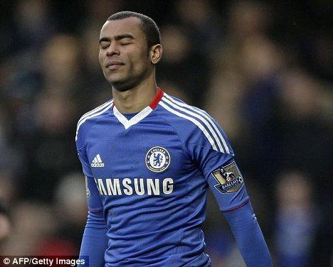 Ashley Cole sẽ bị phạt tiền vì nghịch súng