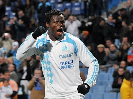 Liverpool và Manchester United nhảy vào cuộc đua giành Taye Taiwo