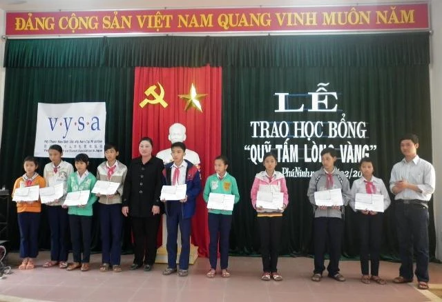 Hội SVVN tại Nhật Bản trao học bổng cho HS nghèo học giỏi