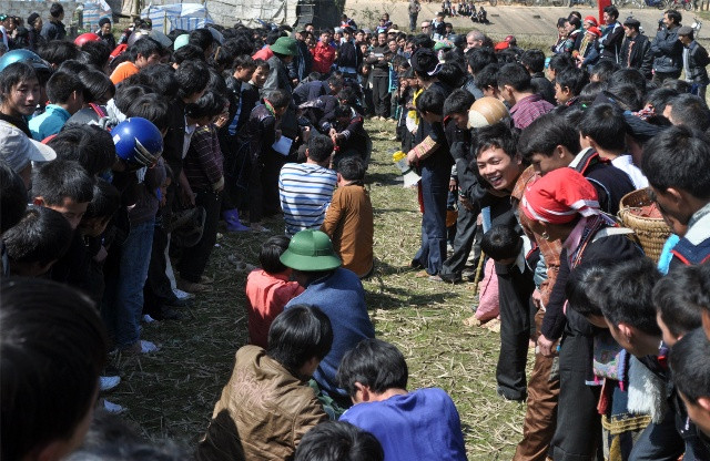 Tả phìn nô nức vào hội xuân ảnh 8 Trò kéo co thu hút nhiều chàng trai thi tài