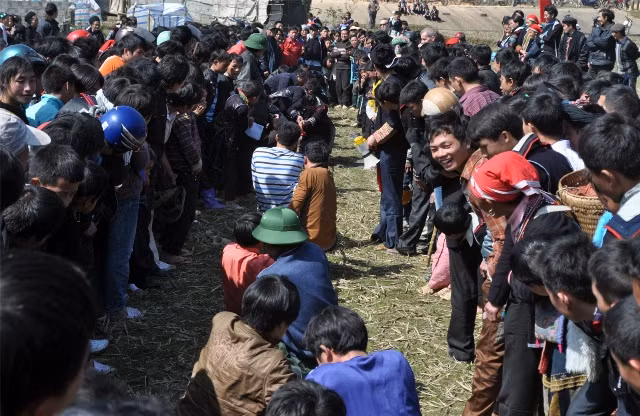 Trò kéo co thu hút nhiều chàng trai thi tài