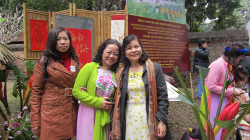 Phong Linh, Chử Thu Hằng và nhà thơ Nguyễn Thị Mai