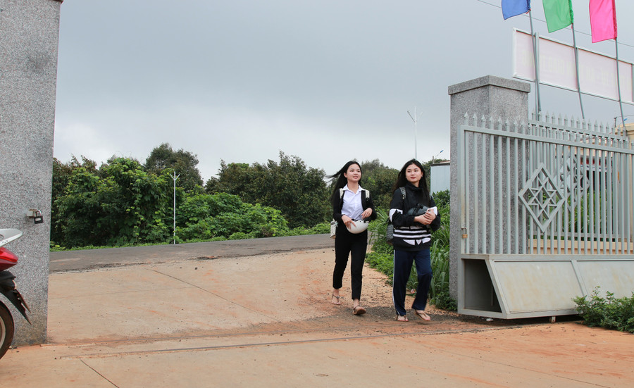 Cổng tạm của Trường THCS Nguyễn Khuyến có độ dốc lớn, cua gấp. (Ảnh: TT).