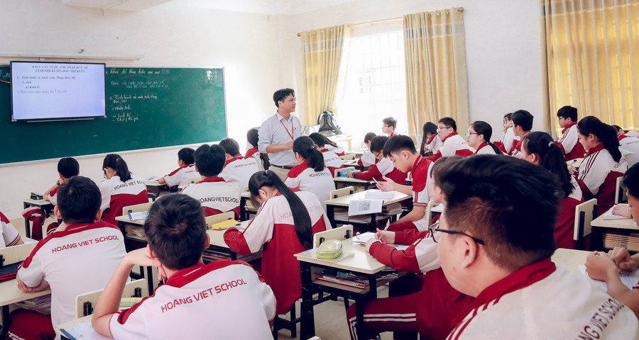 Chế độ đãi ngộ tốt giúp nhà giáo yên tâm cống hiến. (Ảnh: 1 tiết dạy ở Trường Tiểu học, THCS và THPT Hoàng Việt, Đắk Lắk)