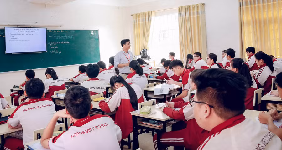 Chế độ đãi ngộ tốt giúp nhà giáo yên tâm cống hiến. (Ảnh: 1 tiết dạy ở Trường Tiểu học, THCS và THPT Hoàng Việt, Đắk Lắk)